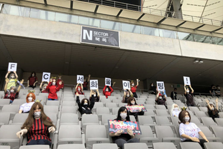 Южнокорейският футболен клуб "Сеул" сложи кукли на трибуните