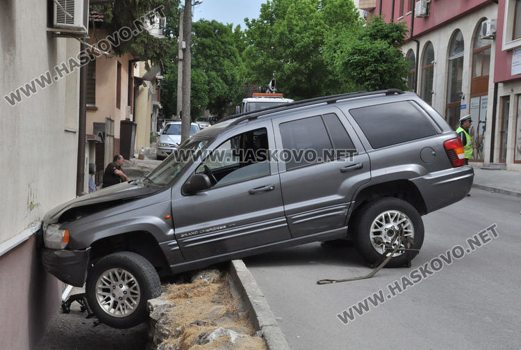 Джип се заби в къща на улица „Македония“ в Хасково