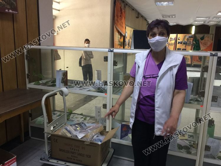  Опашки пред библиотеките в Хасково в първия им работен ден