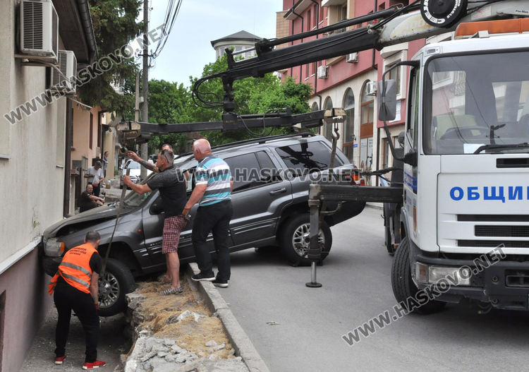 Джип се заби в къща на улица „Македония“ в Хасково