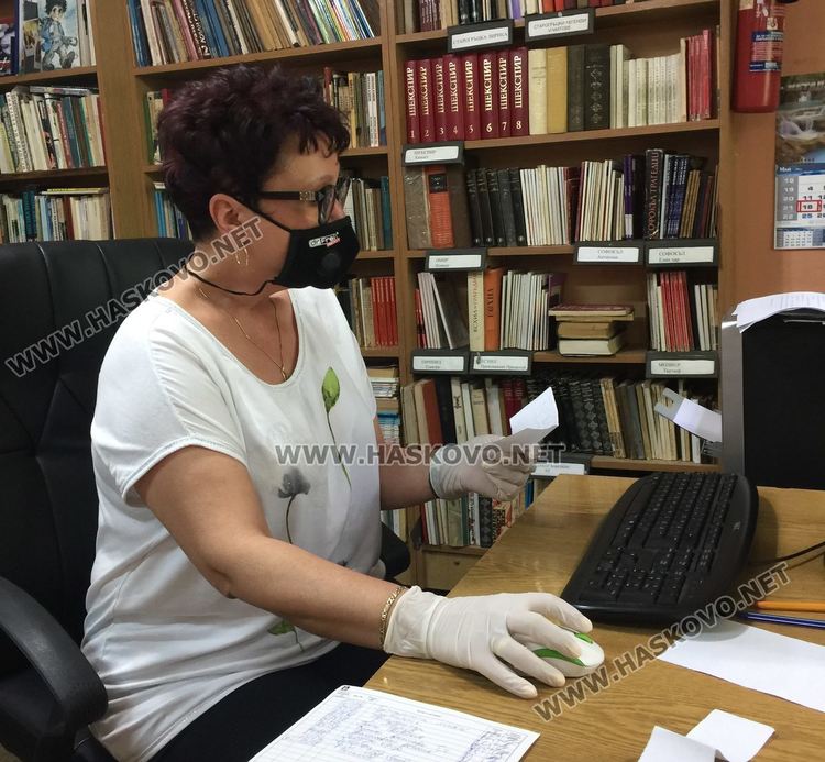  Опашки пред библиотеките в Хасково в първия им работен ден