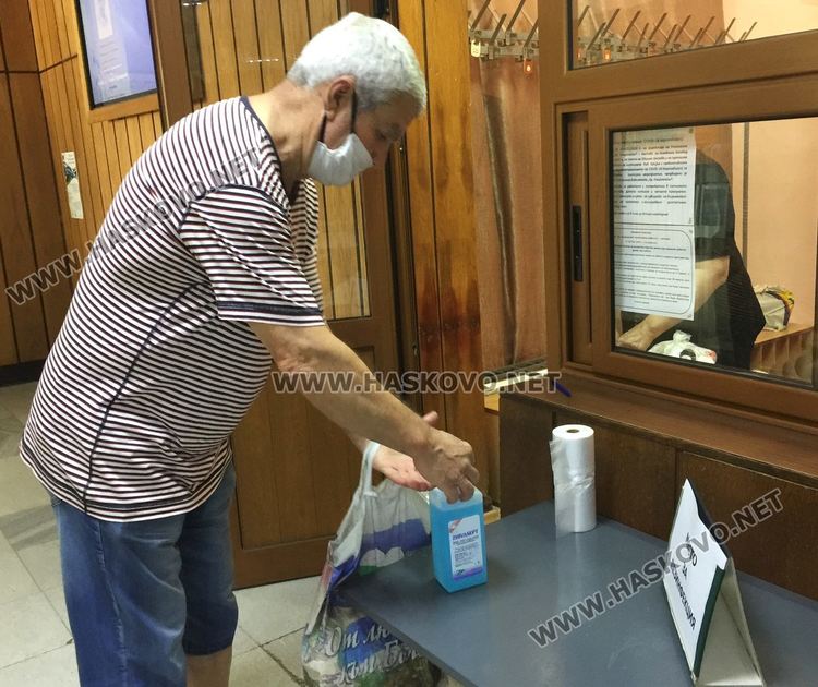  Опашки пред библиотеките в Хасково в първия им работен ден