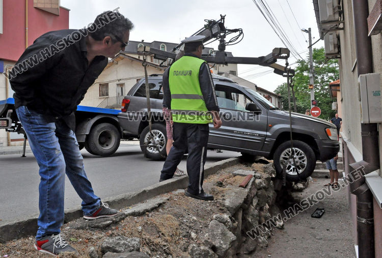 Джип се заби в къща на улица „Македония“ в Хасково