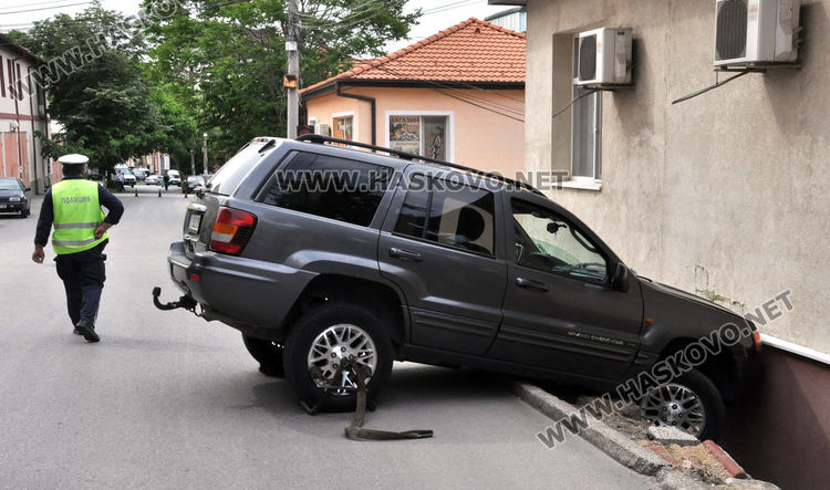 Джип се заби в къща на улица „Македония“ в Хасково