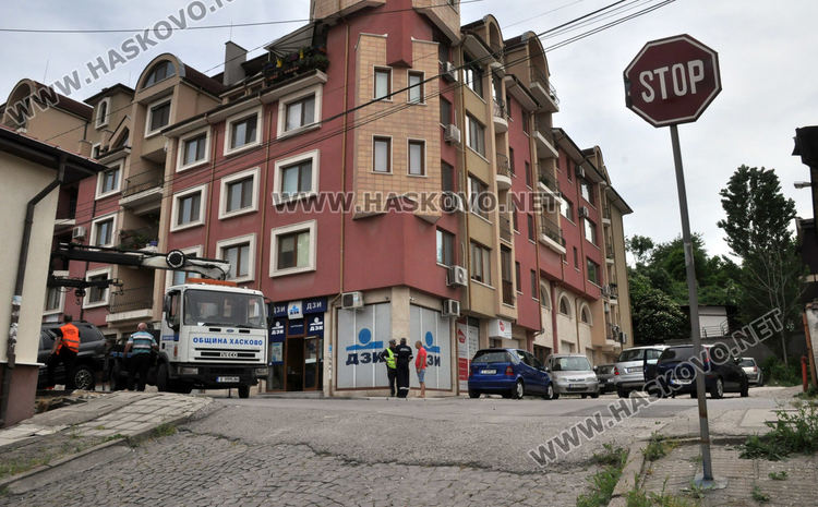 Джип се заби в къща на улица „Македония“ в Хасково