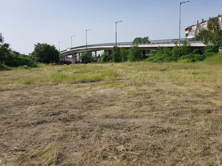 След подписка, най-после има пешеходна алея, край двора на "Осми март"