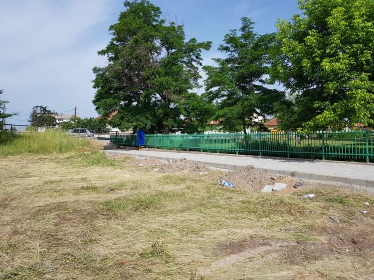 След подписка, най-после има пешеходна алея, край двора на "Осми март"