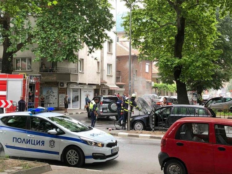 Автомобил пламна на бул. "България"