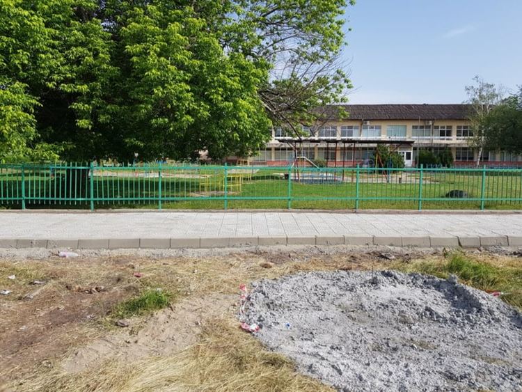 След подписка, най-после има пешеходна алея, край двора на "Осми март"