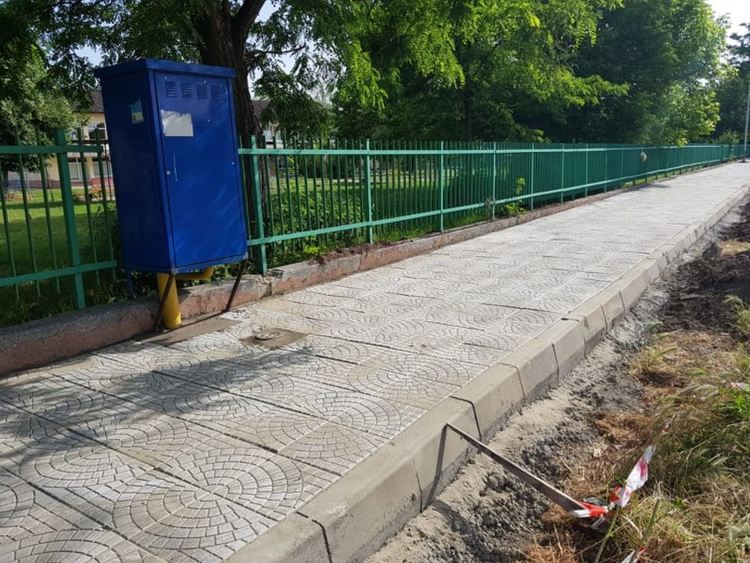 След подписка, най-после има пешеходна алея, край двора на "Осми март"