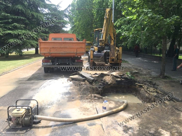 Поредна ВиК авария по "Съединение", затвориха част от булеварда