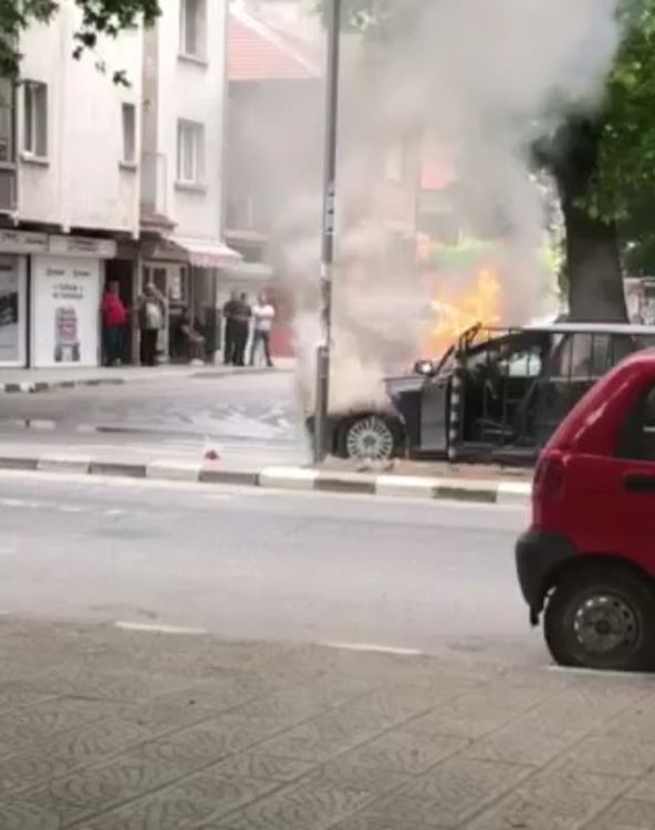 Автомобил пламна на бул. "България"