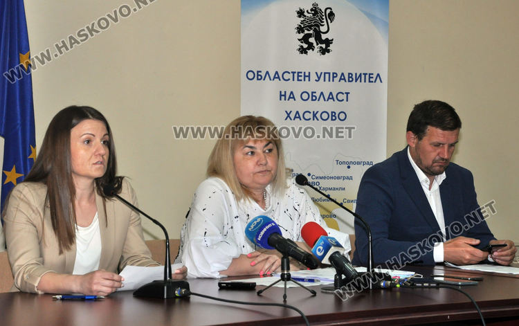 Отляво на дясно: Областният управител д-р Здравкова, шефката на РЗИ д-р Димитрова, кметът на Хасково Станислав Дечев