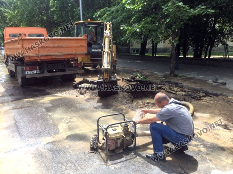 Поредна ВиК авария по "Съединение", затвориха част от булеварда