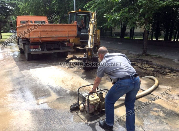 Поредна ВиК авария по "Съединение", затвориха част от булеварда