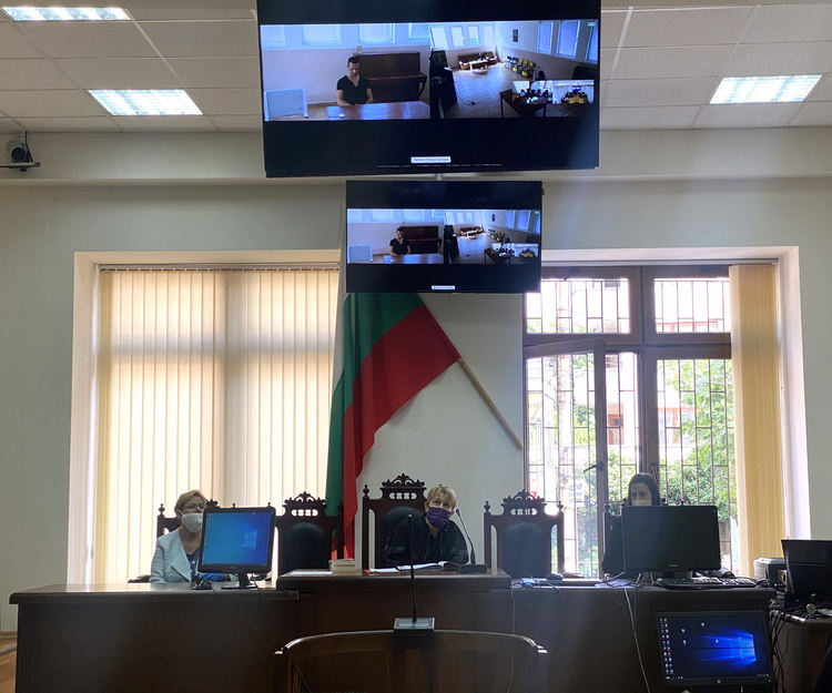 Онлайн съдебно заседание за откраднати маратонки 