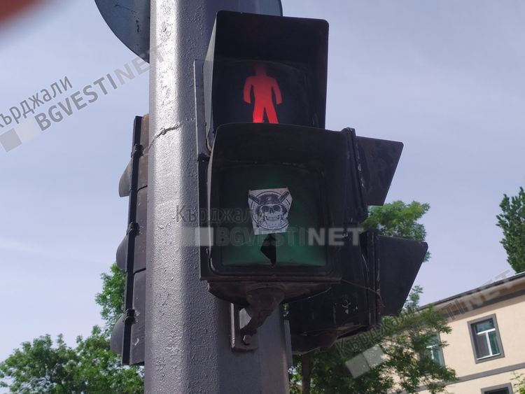 Вандали посягат на светофари в Кърджали,  лепят стикери и чупят стъкла