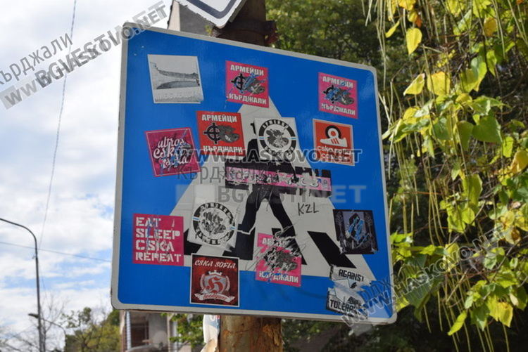 Вандали посягат на светофари в Кърджали,  лепят стикери и чупят стъкла