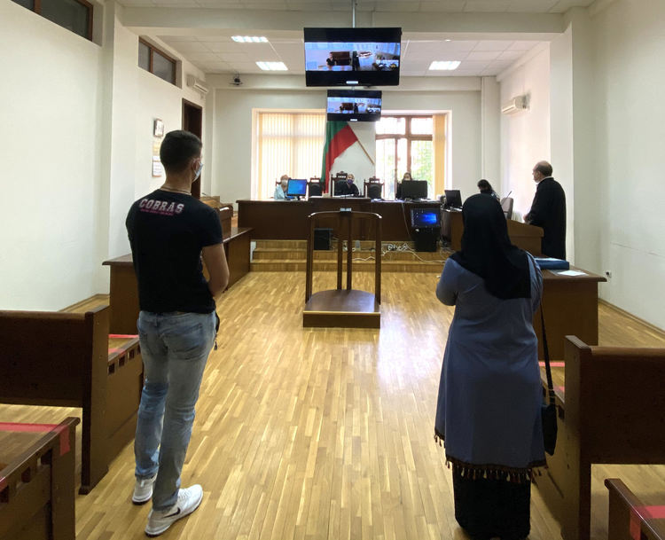 Онлайн съдебно заседание за откраднати маратонки 