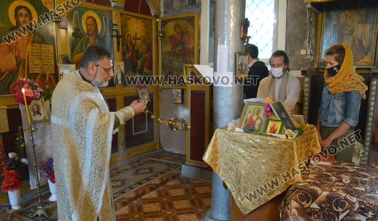 Празнична литургия за Св. Константин и Елена в едноименния храм в Крепост
