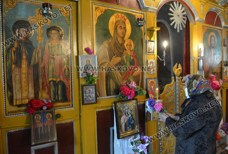 Празнична литургия за Св. Константин и Елена в едноименния храм в Крепост