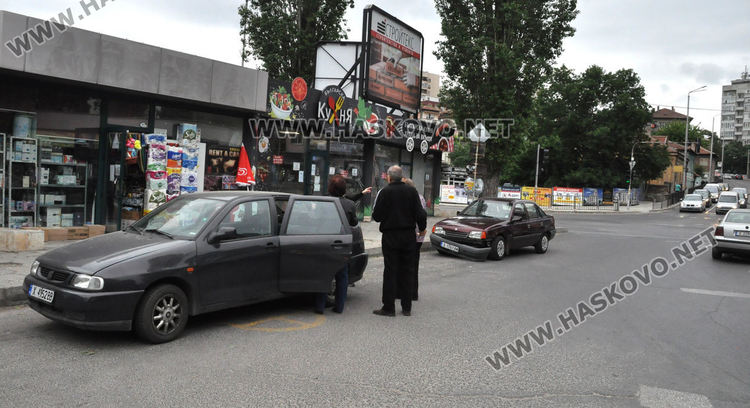 Сеат и Опел катастрофираха до Зеленчуковия, водачите спорят за предимство