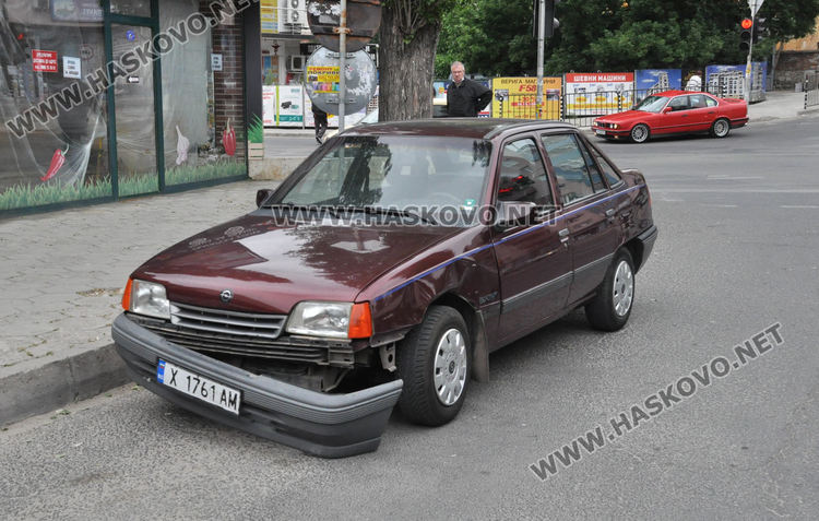 Сеат и Опел катастрофираха до Зеленчуковия, водачите спорят за предимство