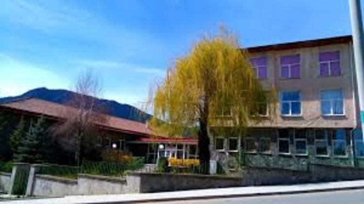 С над 1 млн.лв правят цялостна рехабилитация на гимназията по икономика в Смоляни, слагат защитна система срещу мълнии