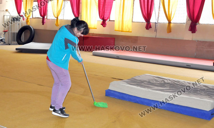 Почистиха спортните зали в Хасково, тренировките започват от днес
