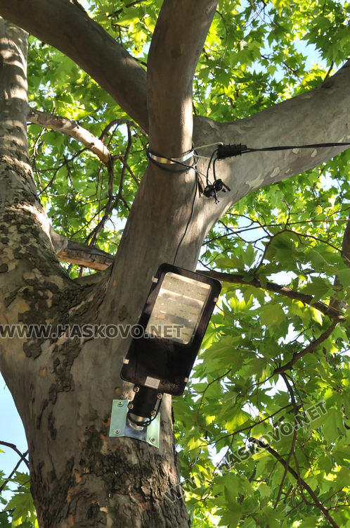 Деца боядисаха съоръженията на детска площадка, вече има осветление