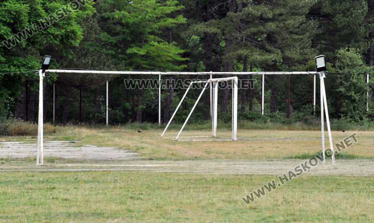 Монтираха осветление на игрищата на „Ямача“ за молитвата на Рамазан Байрам