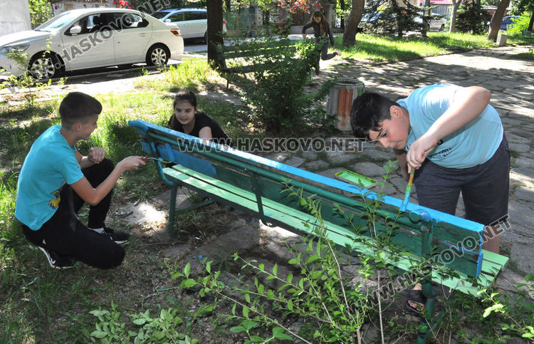 Деца боядисаха съоръженията на детска площадка, вече има осветление