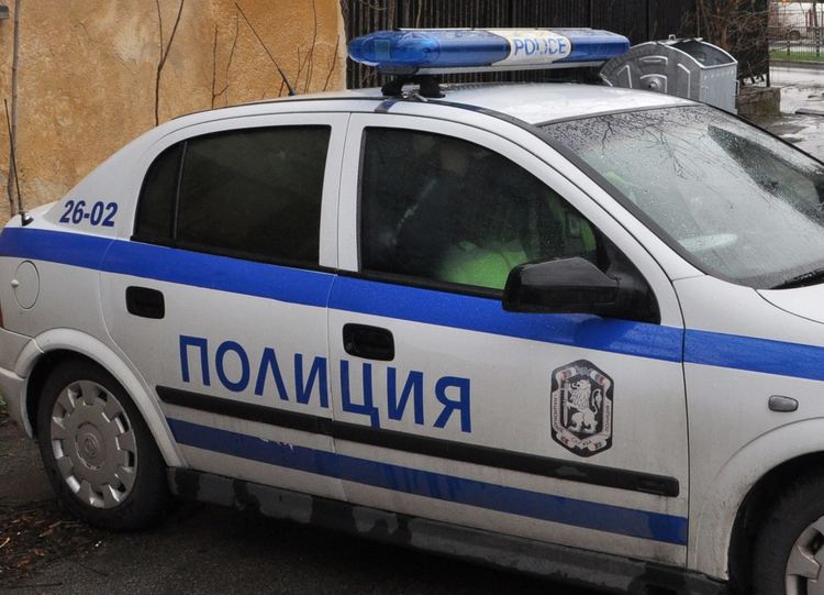 Задържаха двама, откраднали мобилния телефон на 19-годишен от Гарваново
