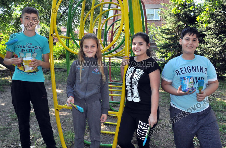 Деца боядисаха съоръженията на детска площадка, вече има осветление