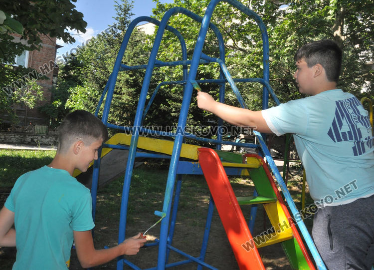 Деца боядисаха съоръженията на детска площадка, вече има осветление