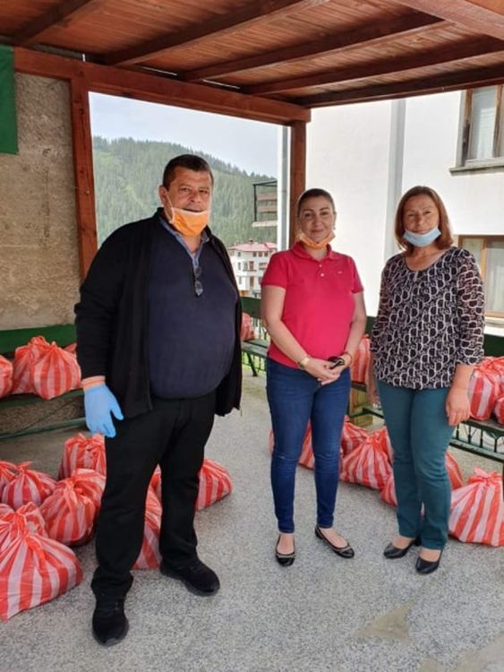 Гайдарят Петър Янев в акция с храни за родопчани в нужда от 7 села в Смолянско