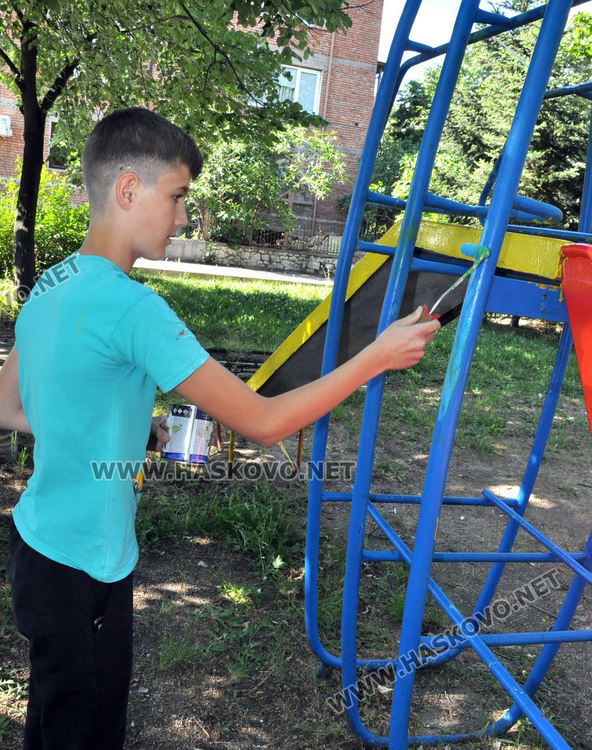 Деца боядисаха съоръженията на детска площадка, вече има осветление