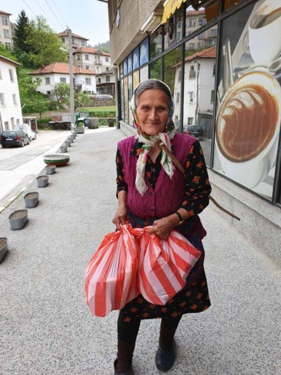 Гайдарят Петър Янев в акция с храни за родопчани в нужда от 7 села в Смолянско