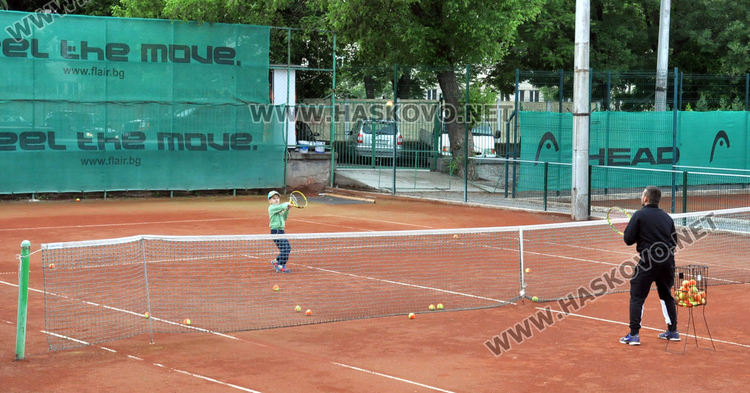 Почистиха спортните зали в Хасково, тренировките започват от днес