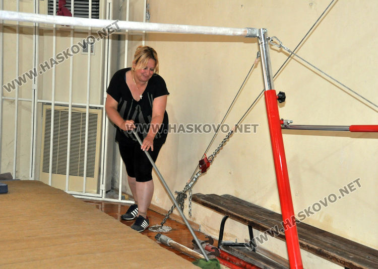 Почистиха спортните зали в Хасково, тренировките започват от днес