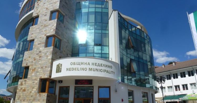 По записи от камери спецкриминалисти издирват маскираните, обрали с взлом семейството от Неделино