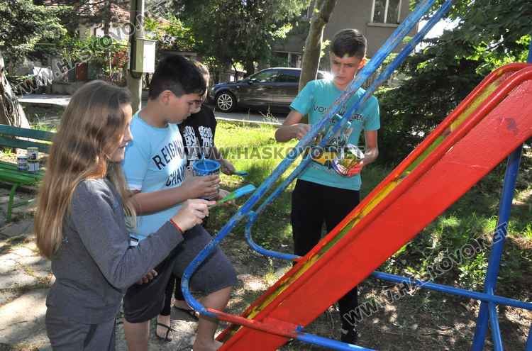 Деца боядисаха съоръженията на детска площадка, вече има осветление