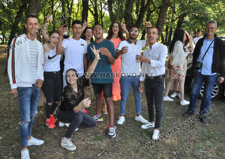 Випуск 2020 с импровизиран бал на Кенана