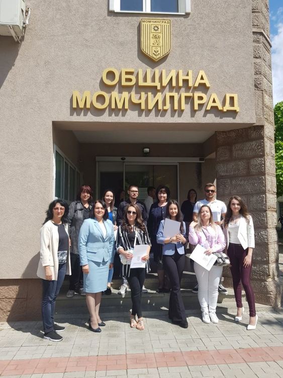 Награди и цветя получиха абитуриентите-отличници и преподавателите в Момчилград