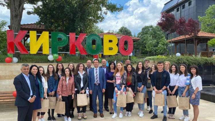 Наградиха отличниците от Випуск 2020 в община Кирково