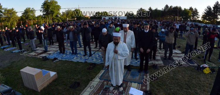 Десетки мюсюлмани се включиха в намаза на открито на Ямача
