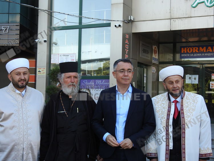 Мюфтия и кмет се помолиха Всевишния да ни предпази от коронавируса,  Байрам намазът бе на открито