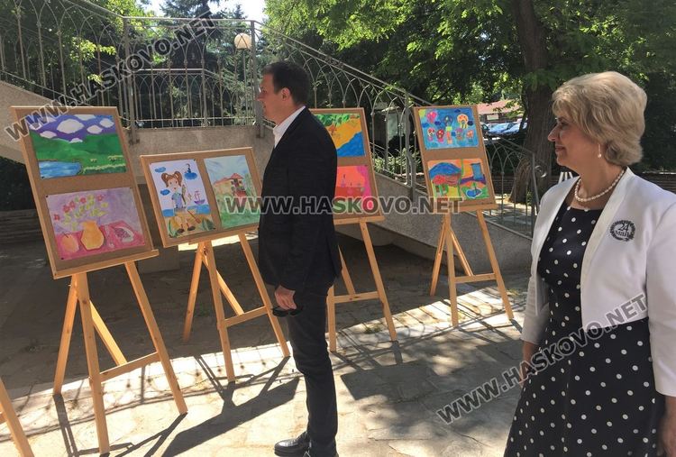 Аплодисменти за учителите на Хасково на пъстрата детска изложба, посветена на 24-ти май