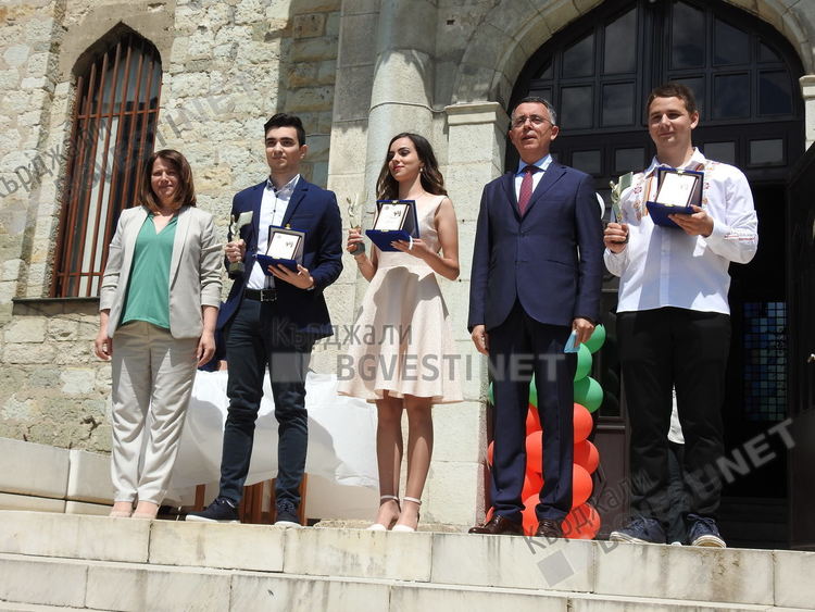 Двадесет и четвърти май в условия на пандемия в Кърджали,  учениците ни с награди въпреки социалната изолация