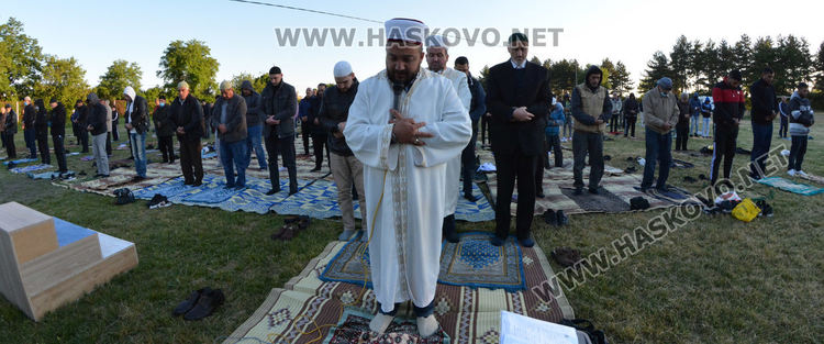 Десетки мюсюлмани се включиха в намаза на открито на Ямача